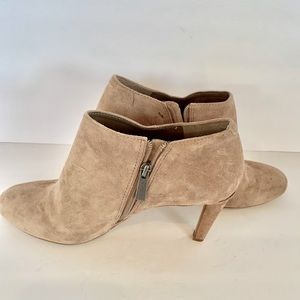 Vince Camuto NWT Suede Heeled Booties Sz 7
